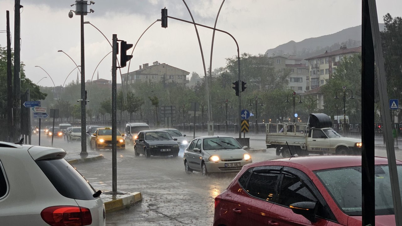 Çankırı'da sağanak hayatı felç etti: Ev ve iş yerlerini su bastı