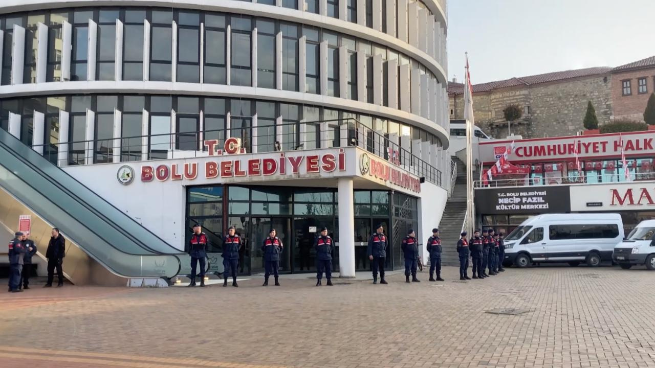 Son Dakika | Bolu Belediyesi'ne operasyon: Jandarma ekipleri binada!