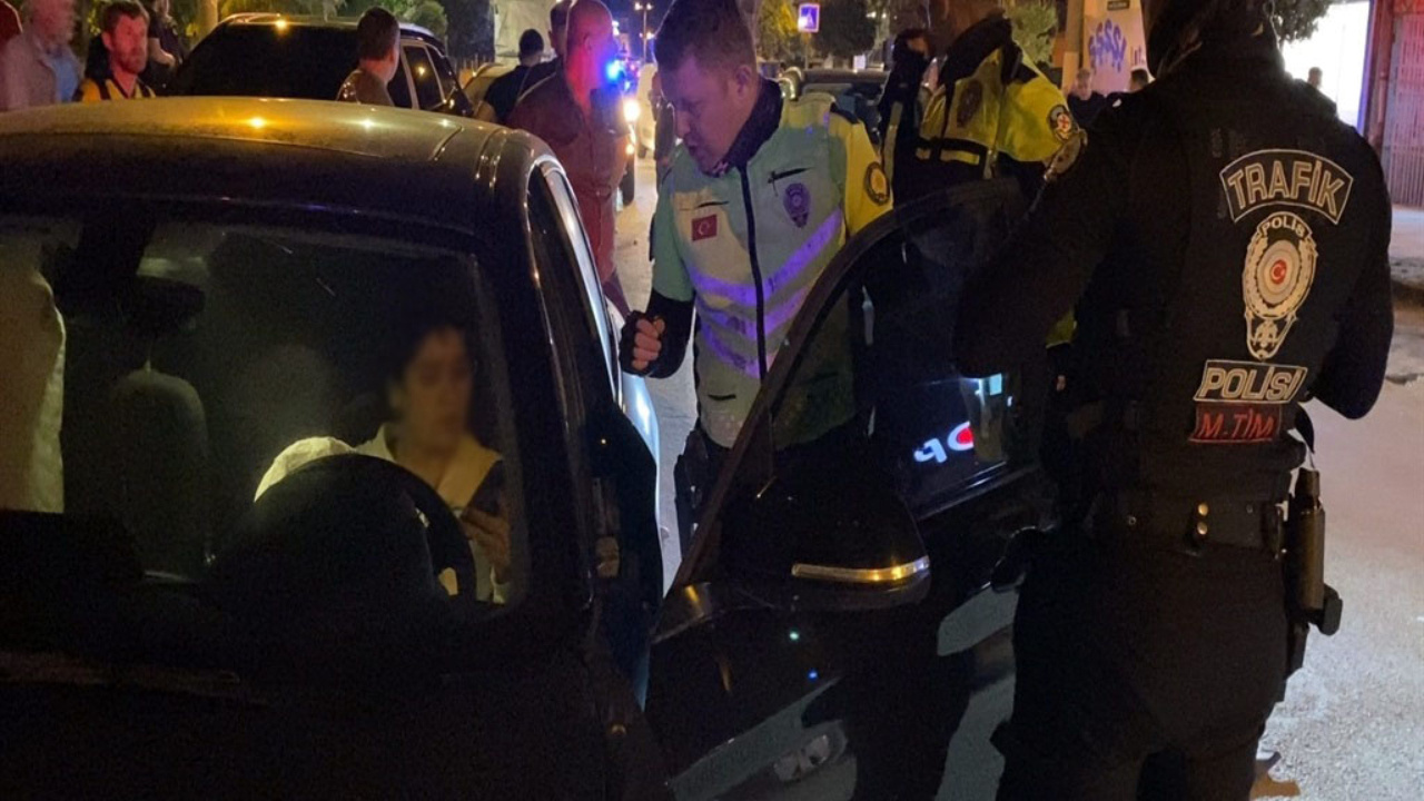 'Dur' ihtarına uymamanın faturası ağır oldu! Park halindeki araca çarptı 550 bin TL ceza yedi