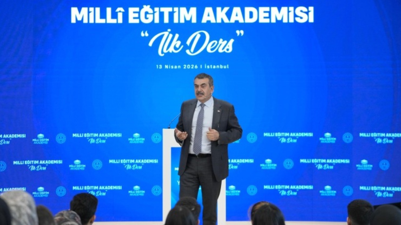 Akademideki öğretmenler öğle arasını bir dilim kekle geçiştiriyor
