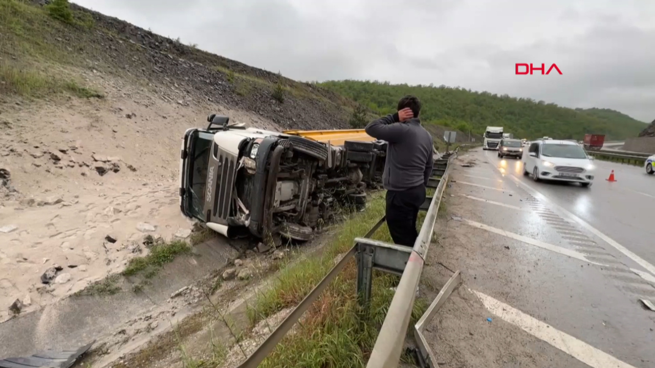 Samsun'da 2 TIR çarpıştı biri yan yattı: 2 kişi yaralandı