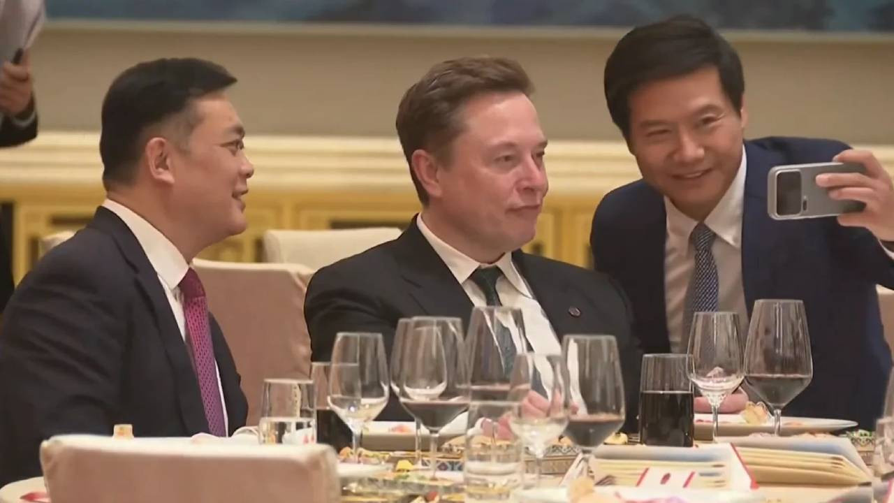 Elon Musk en büyük rakibini tanımadı! Dibine kadar girip selfie çekti