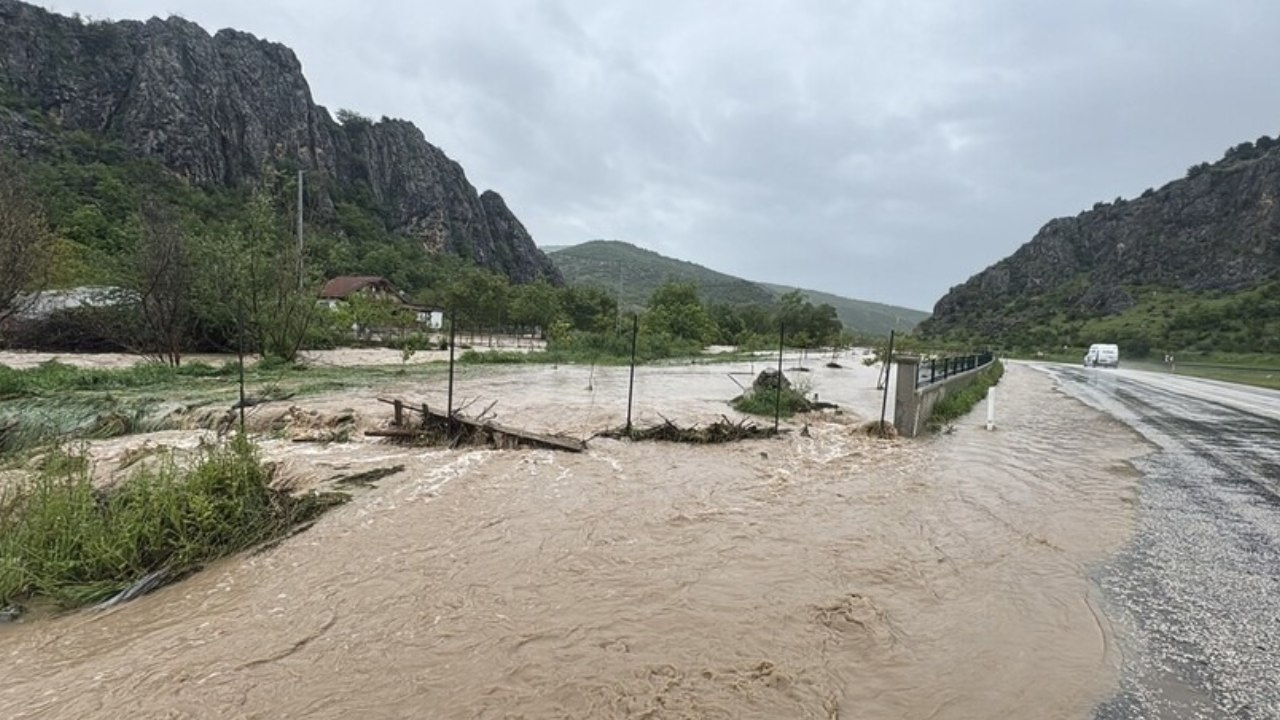 Tokat’ta taşkın alarmı: Yeşilçam köprüsü ulaşıma kapatıldı