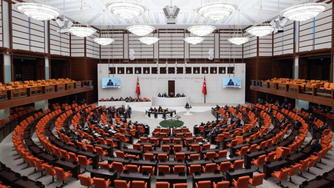 AKP yasal adımlar için 'önce silah bırakma' dedi: Kayyum tartışılamıyor