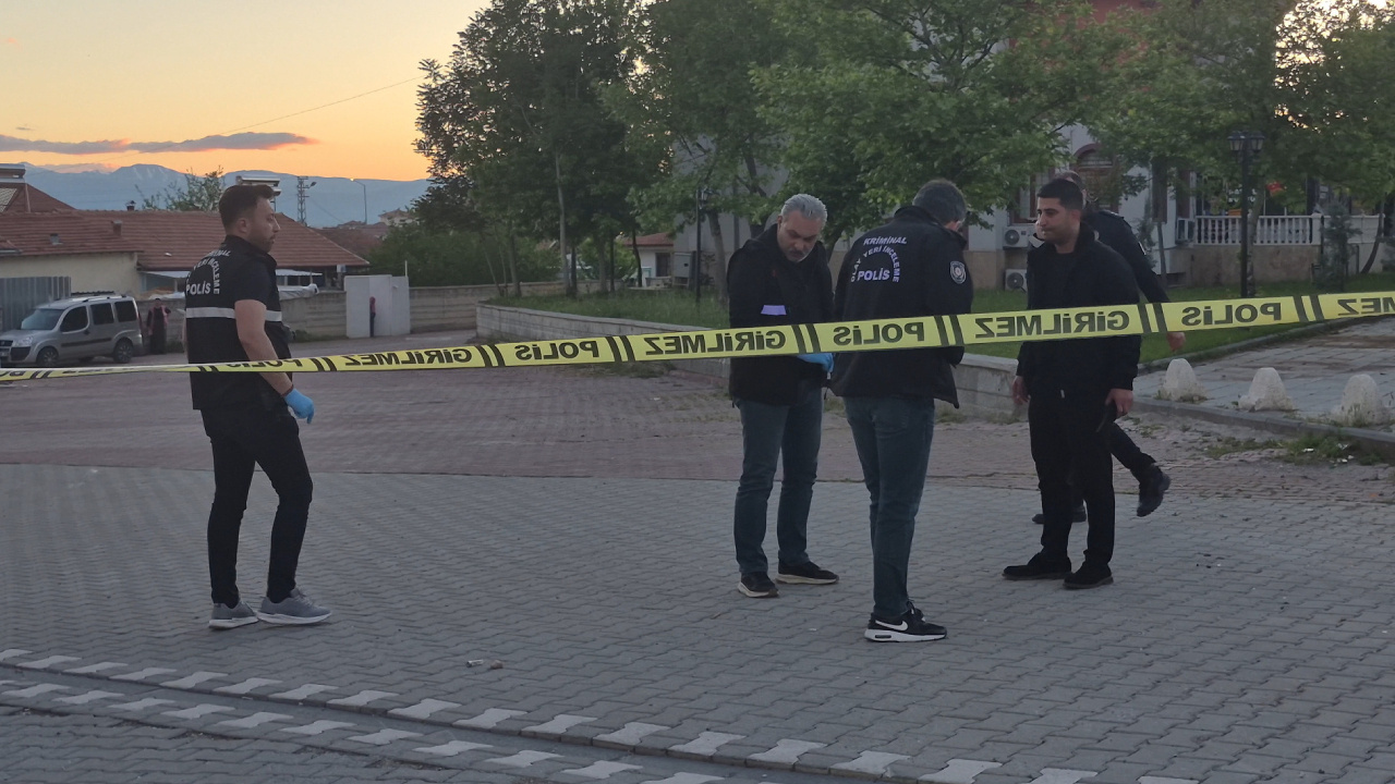 Klavye yerini silahlara bıraktı: Sosyal medya kavgası çocuk parkına taşındı