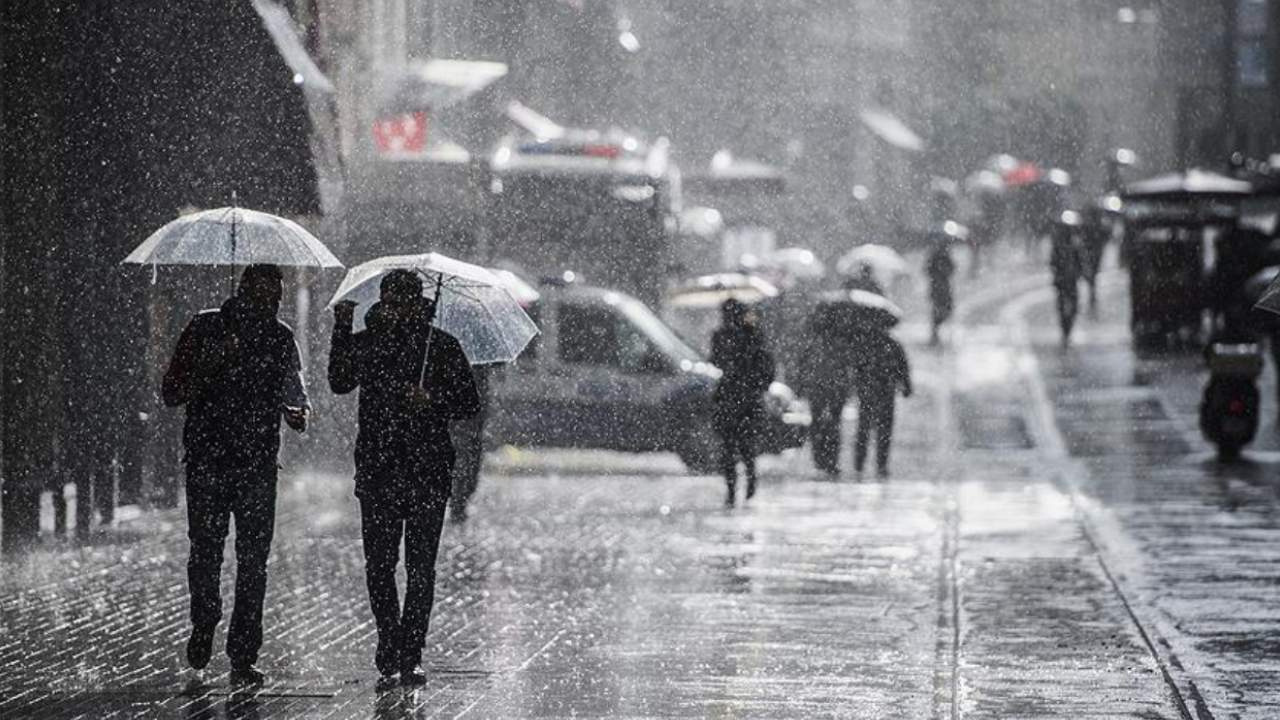 AKOM İstanbulluları saat vererek uyardı! Sağanak mesaisi başlıyor