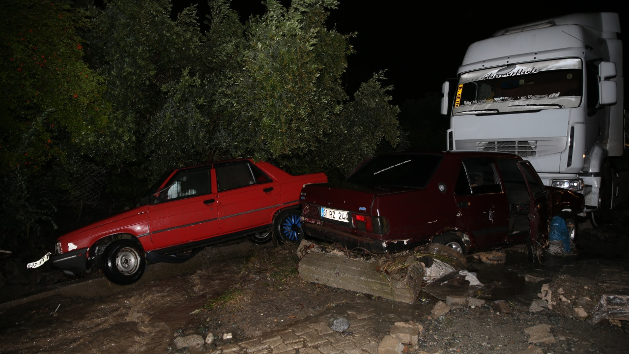 Araçlar sürüklendi binaları su bastı: Hatay'da sel faciası sürüyor