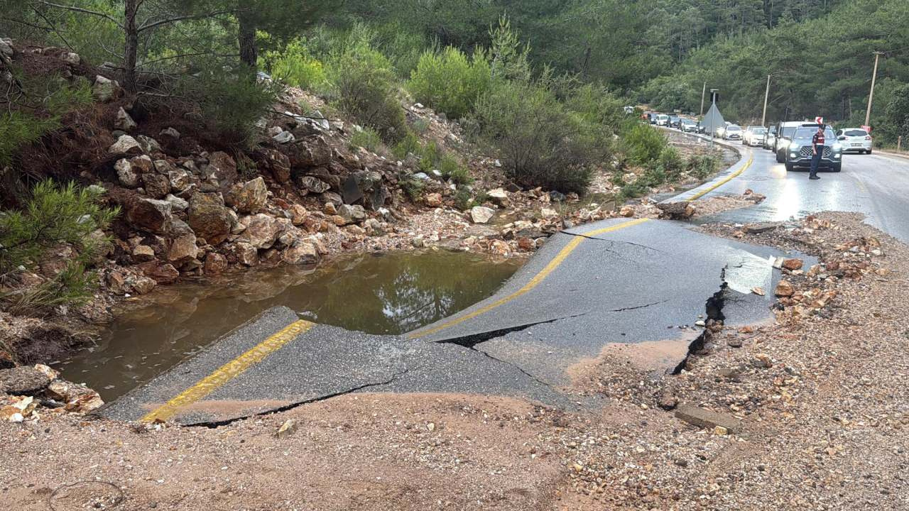Bodrum’da ana su isale hattı patladı: Asfalt çöktü, uzun araç kuyrukları oluştu!