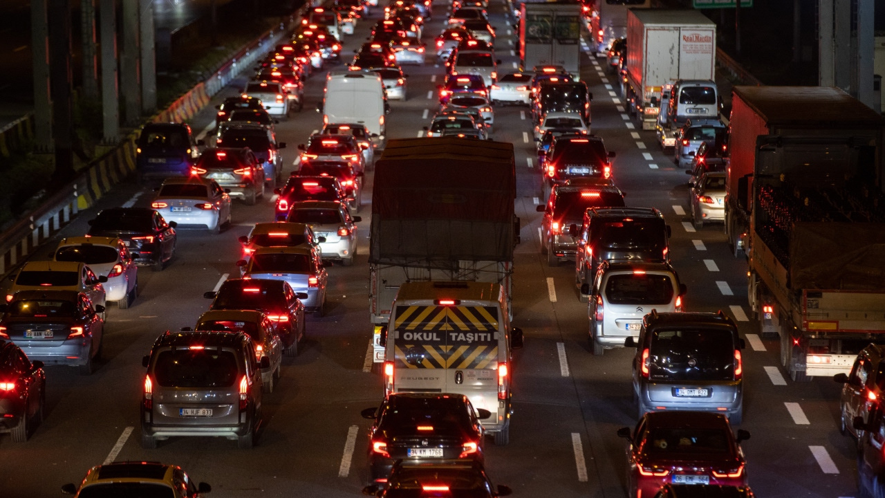 Otoyollarda bayram çilesi: Trafik kilitlendi