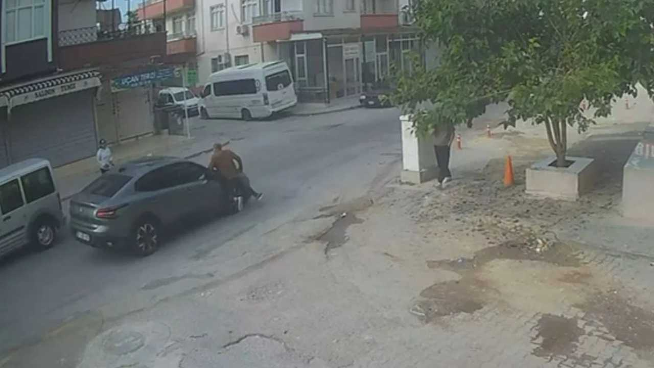 Mersin'de otomobil kazası: Yakınına el sallarken yola çıktı araba çarptı