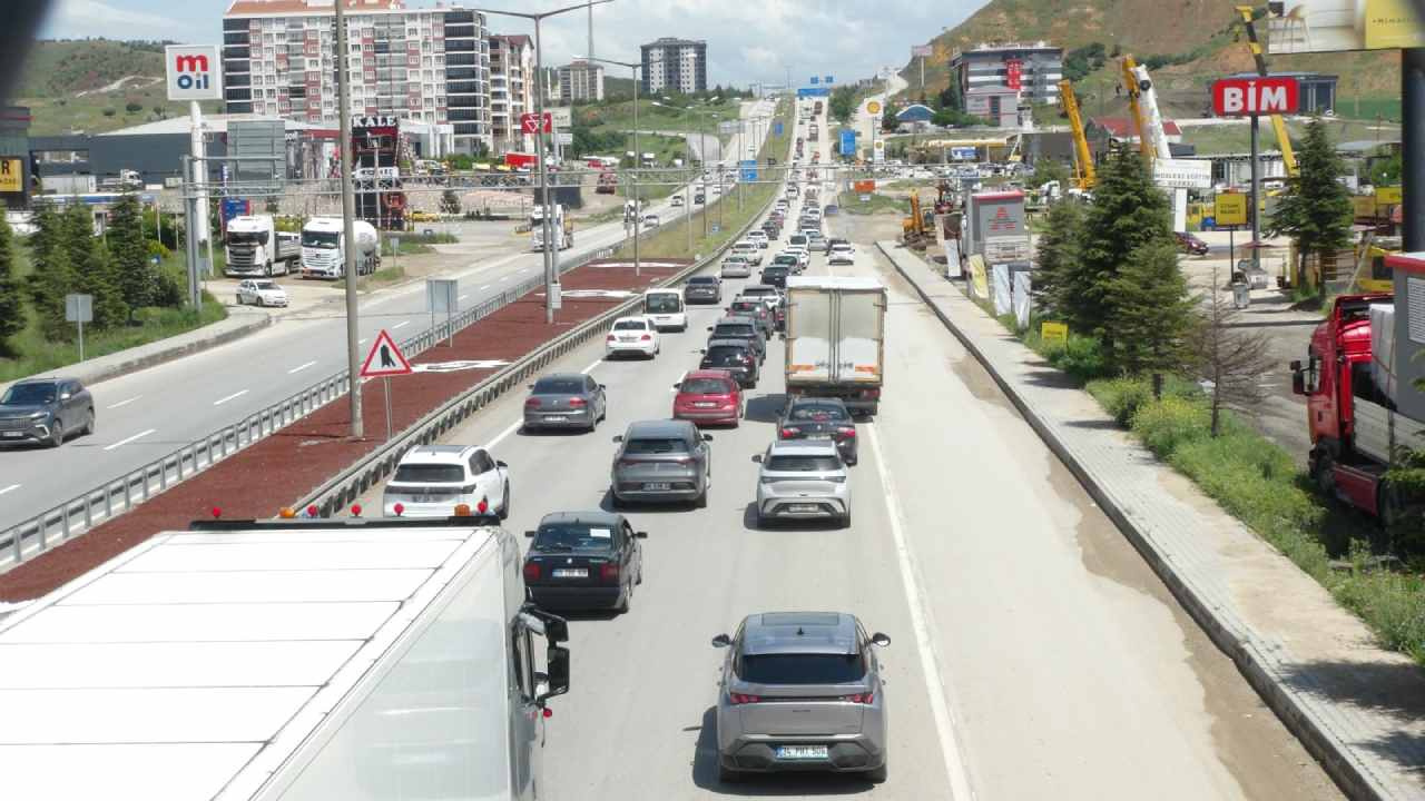 43 ilin bağlantı noktasında bayram trafiği yoğunluğu