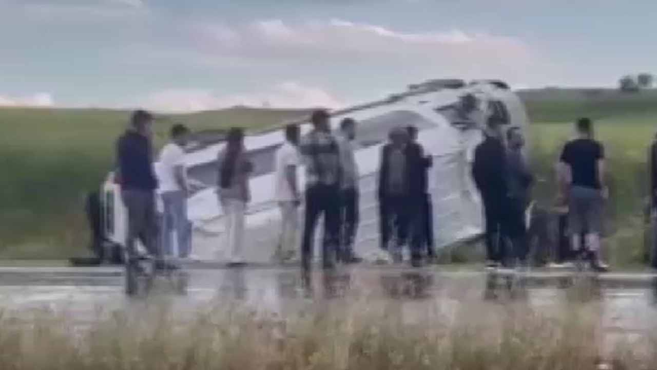 Son dakika | Diyarbakır-Silvan kara yolunda minibüs şarampole devrildi