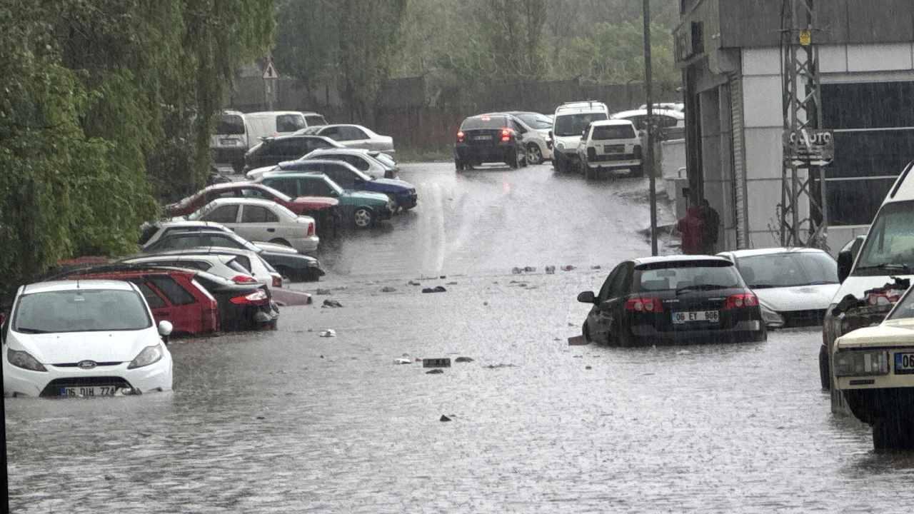 Ankara sağanak yağışa teslim oldu! Trafik kilitlendi
