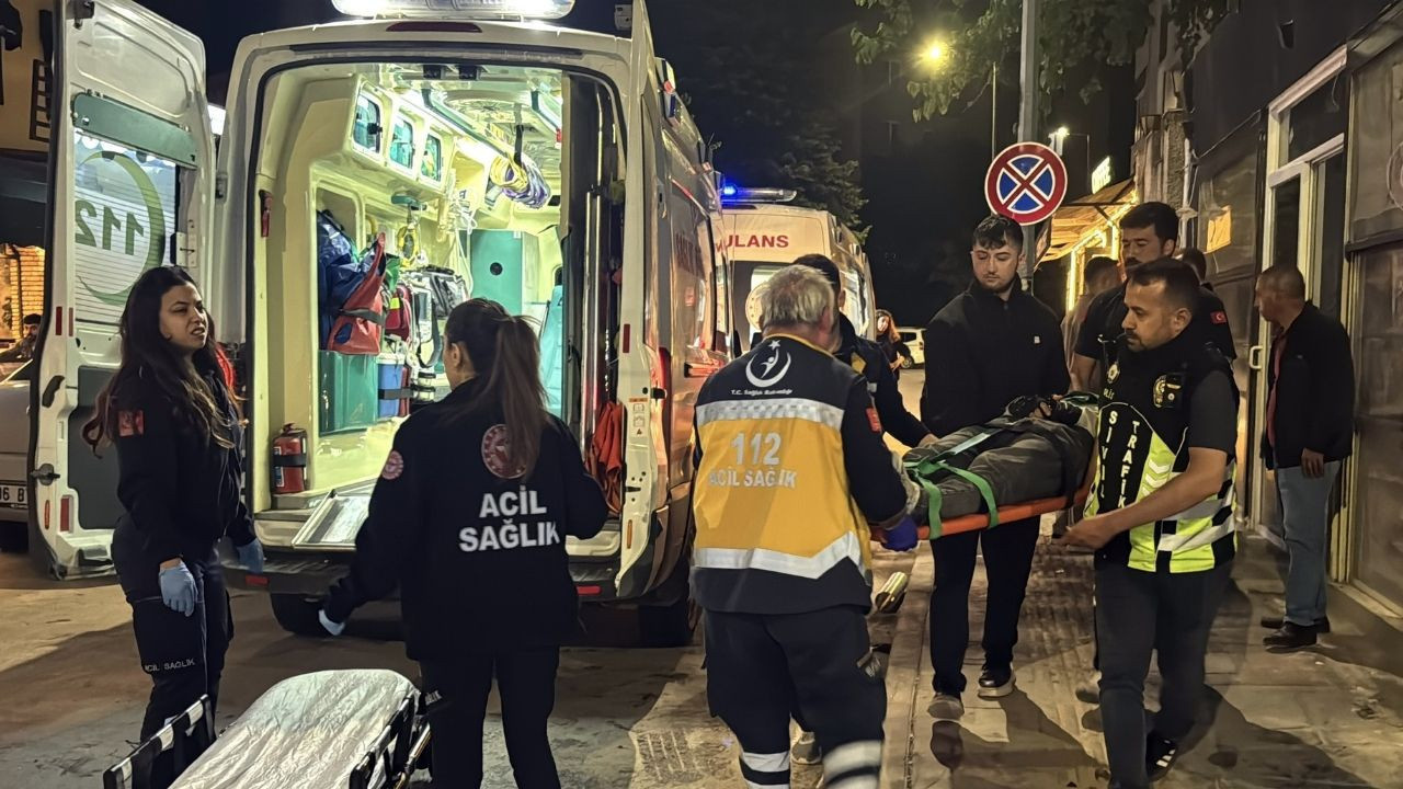 Motosikletlilerin yola savrulduğu kaza güvenlik kamerasında