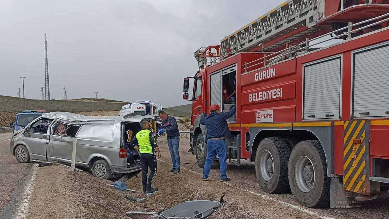 Sivas'ta minibüs devrildi! Ölü ve yaralılar var...