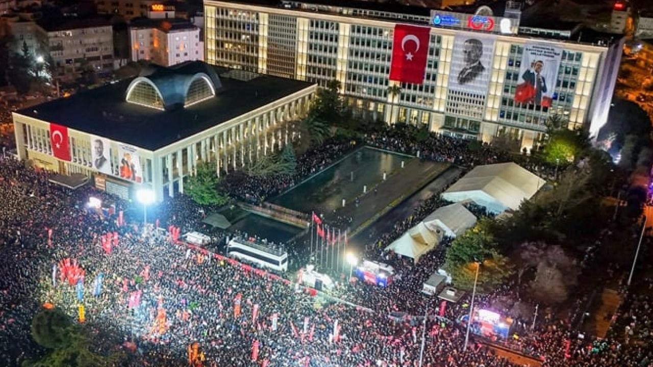 CHP'li İBB Meclisi üyelerinden Özel'e destek: 'CHP kimlikli AKP ajanları' tepkisi