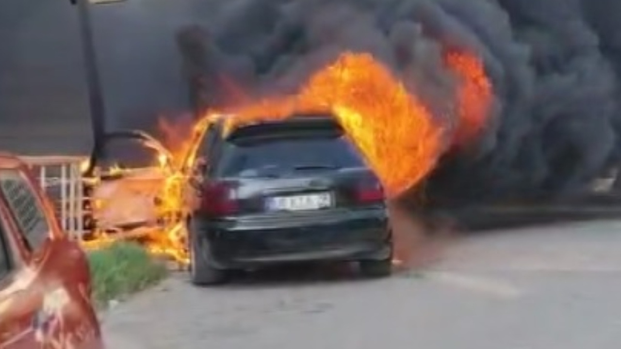 Park halindeki otomobil alev alev yandı: Araç kullanılmaz halde!
