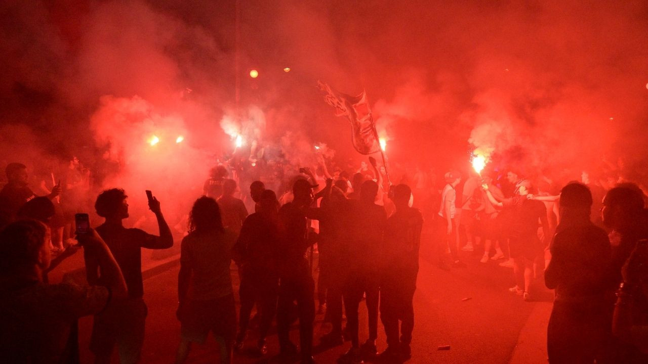 Paris karıştı: Ortalık yangın yerine döndü