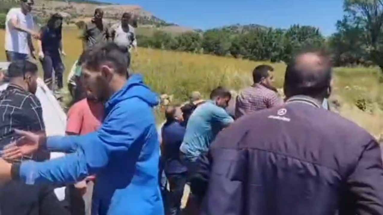 Diyarbakır'da seyir halindeki araca silahlı saldırı: Olay yerinde can verdi
