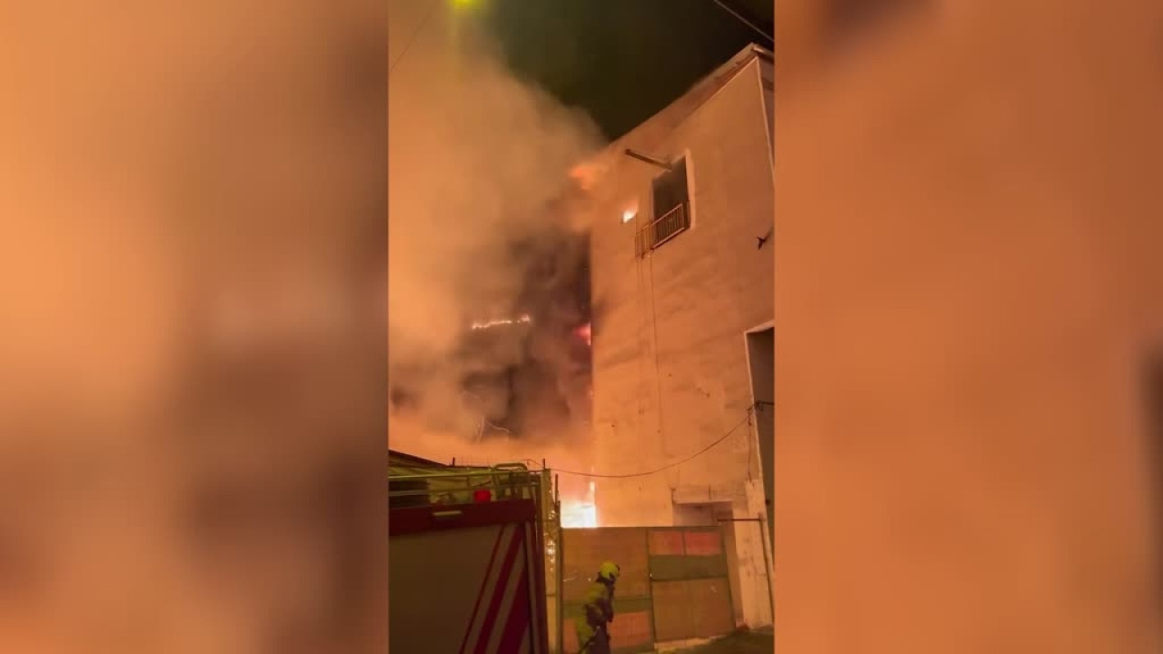 Esenler'de korkutan yangın: Depoda başladı 3 binaya sıçradı