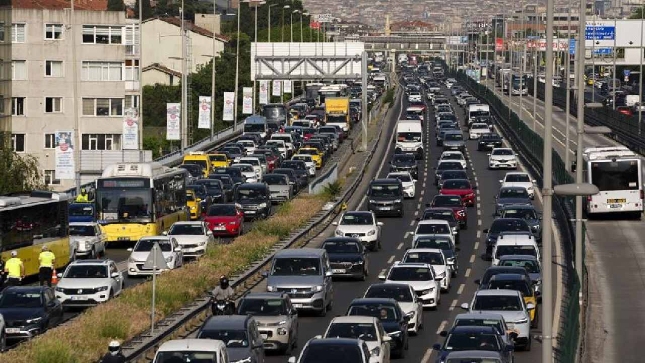 Bayram bitti çile başladı: İstanbul trafiği yine kilit