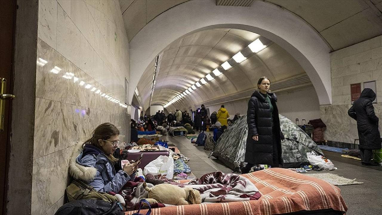 Füzeler şafakla birlikte vurdu! Metro istasyonları sığınağa döndü
