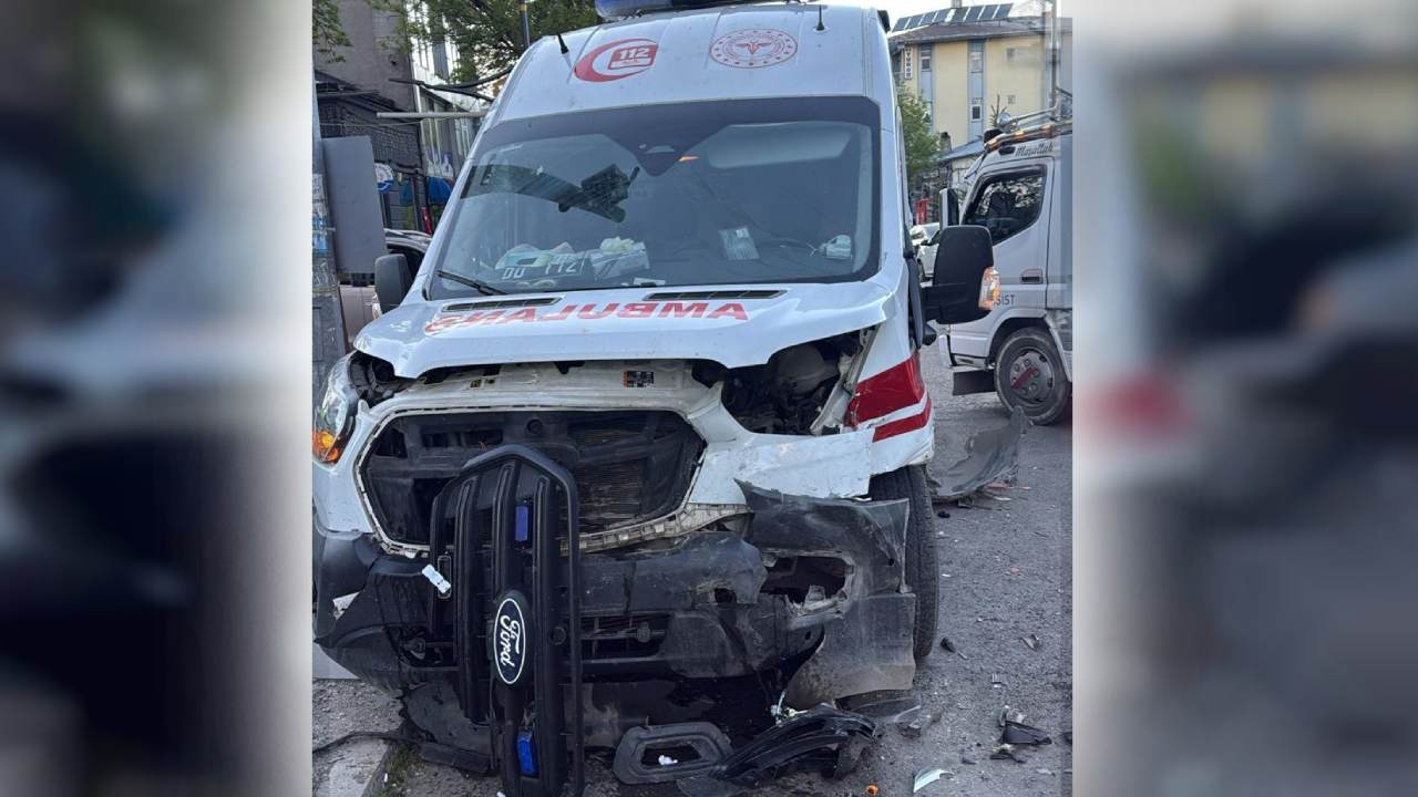 Ambulans ile otomobil çarpıştı: Yaralılar var