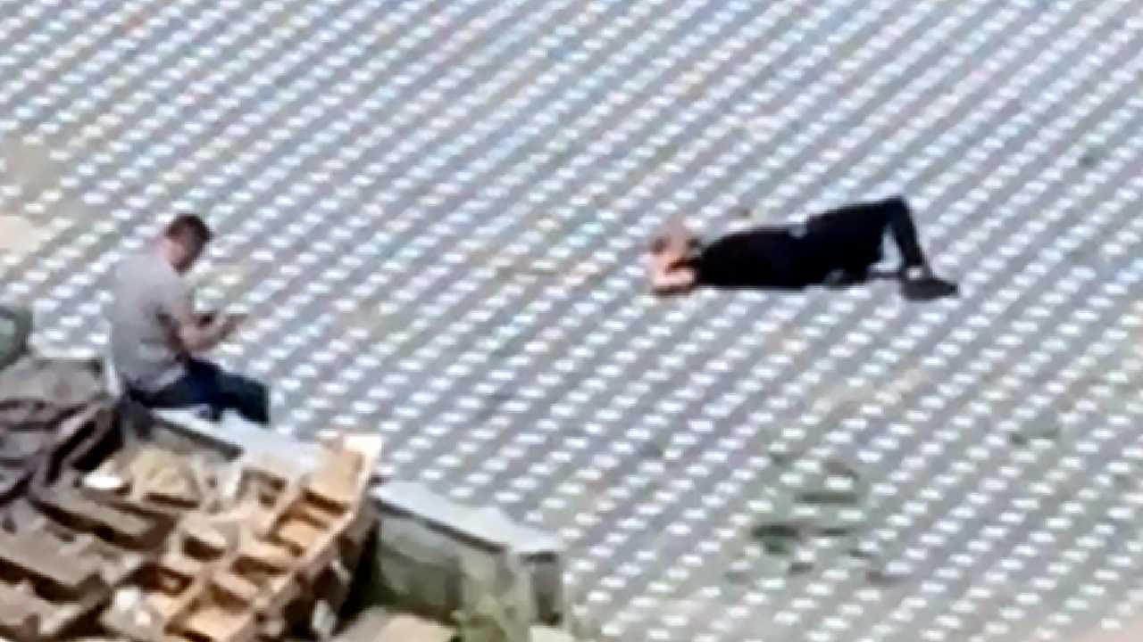 Oğlunu öldürüp sonra da cesedinin başında bekledi!