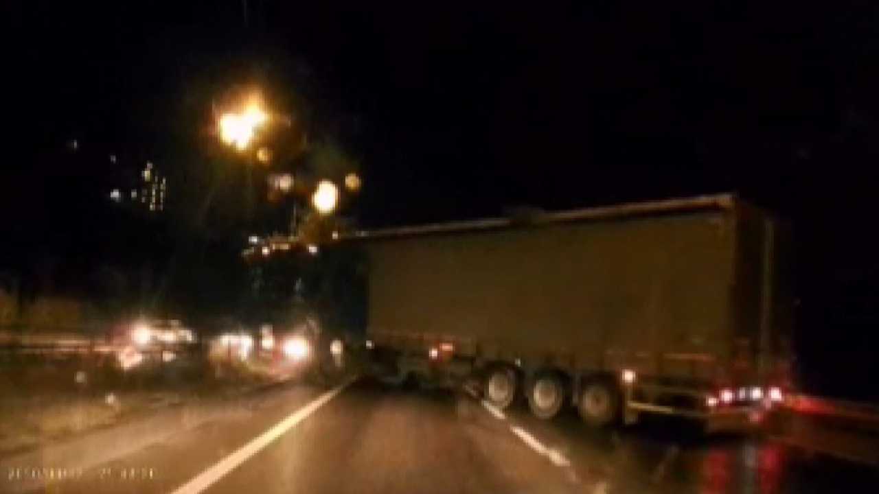 TIR makasladı: Kara yolu trafiğe kapandı