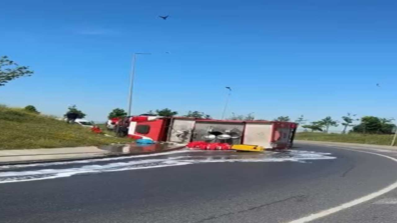 İtfaiye aracı yola devrildi! Trafik felç oldu