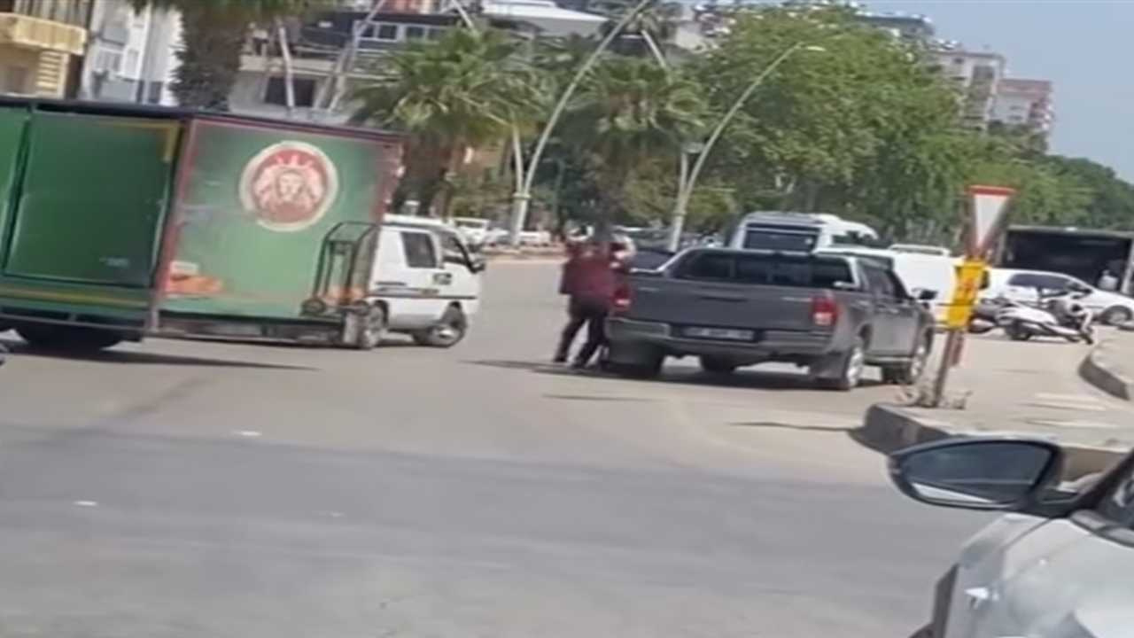 Trafikte pompalı tüfek taşıyıcıları: Sopayla kamyon şoförünü darbetti!