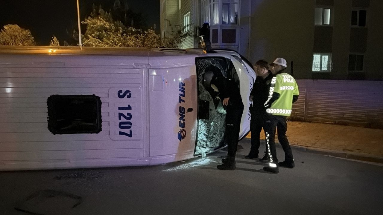 Eskişehir'de işçi servisi devrildi: 7 yaralı