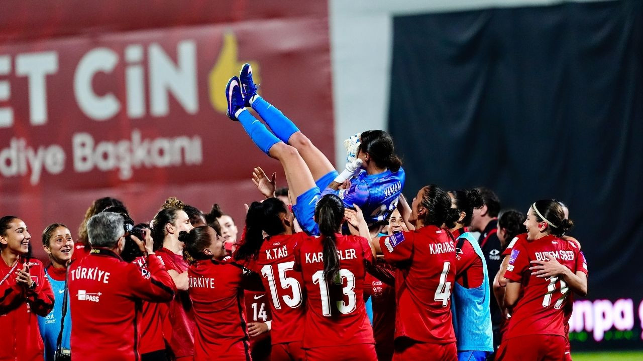 Milli takım garantiledi futbolcular havalara uçtu