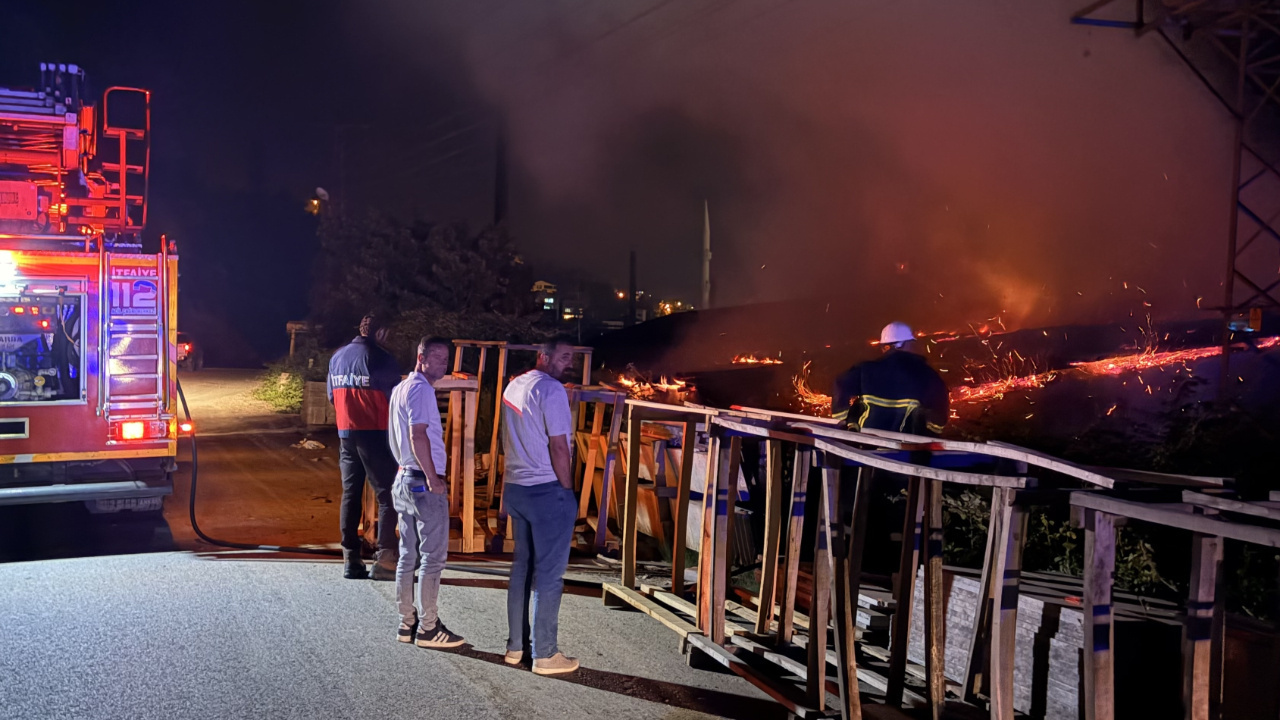 Fabrikanın talaş deposunda alevler yükseldi