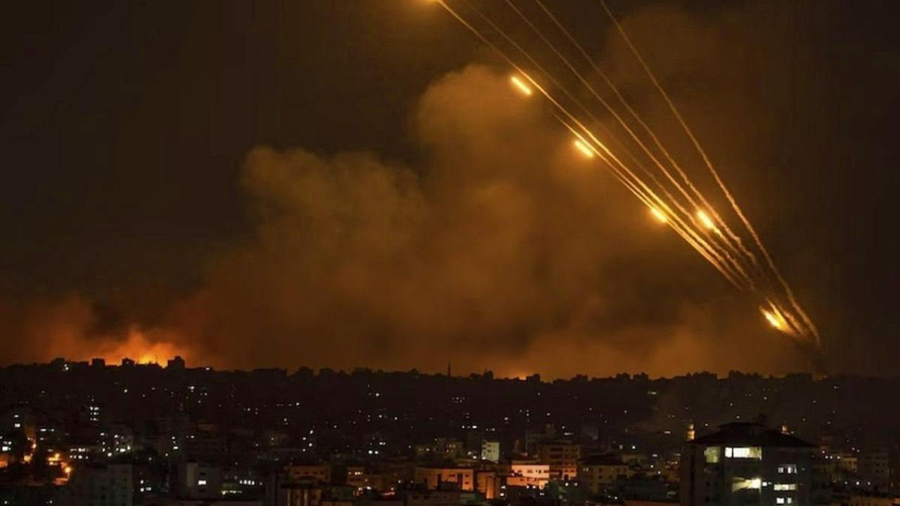 İran'dan İsrail'e füze saldırısı: Sirenler çaldı, savunma si