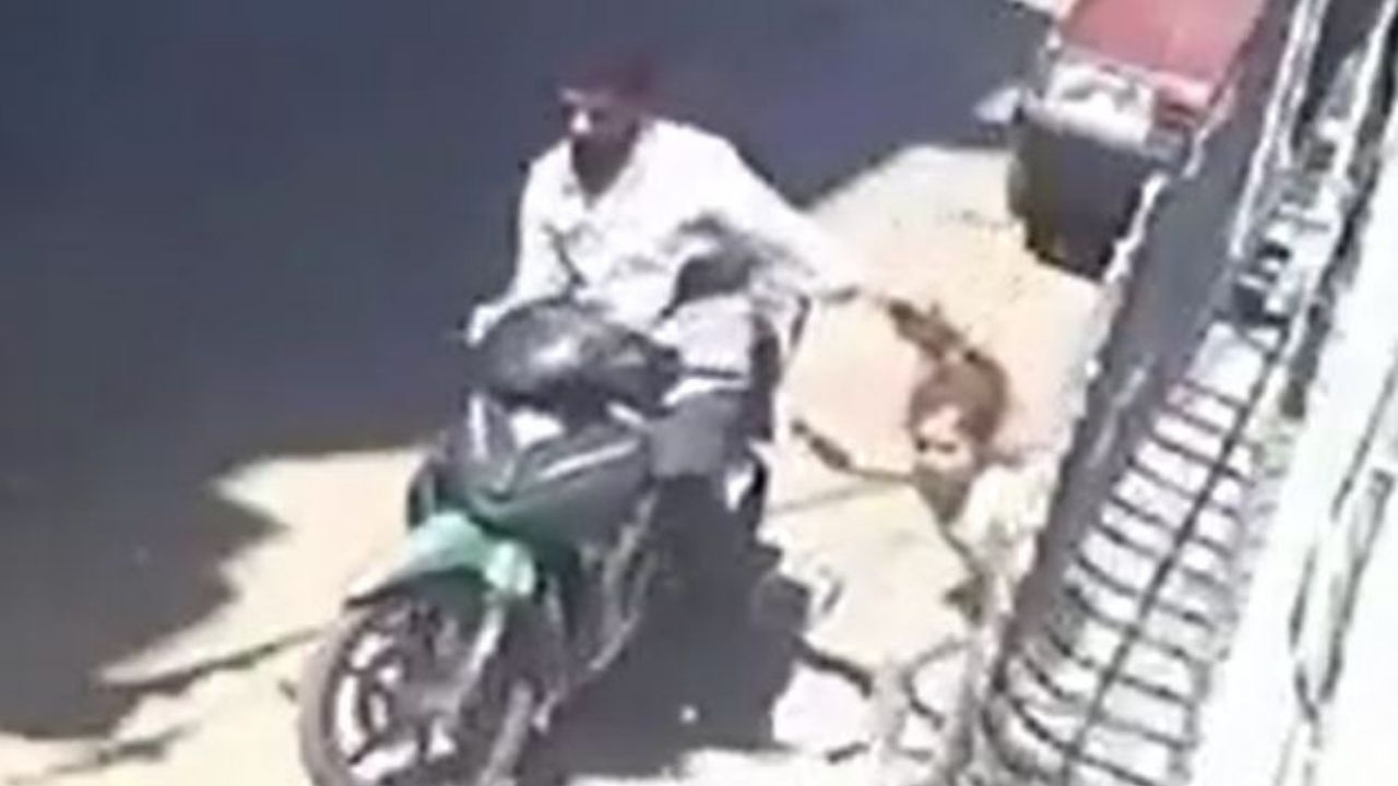 Baba 7 yaşındaki kızını motosikletle saçından sürükledi