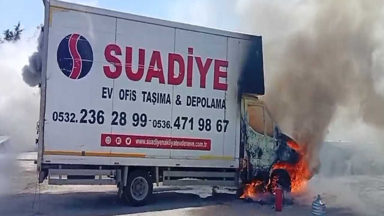Park halindeki kamyonet hurdaya döndü: Alevler içinde yandı