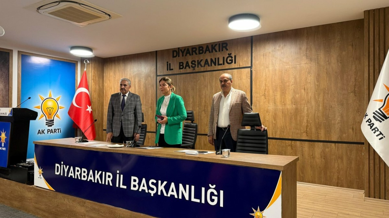 AKP'de görevden alma krizi: Başkan istifa etti