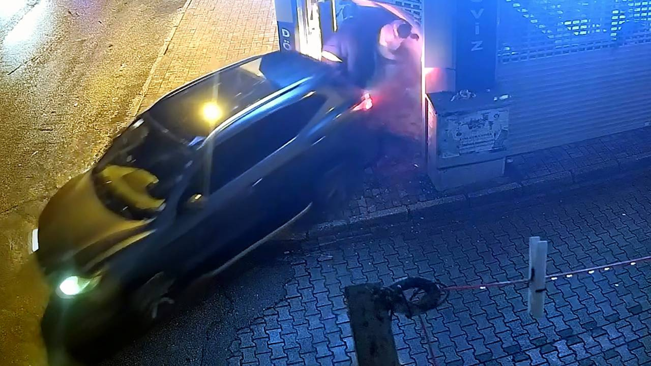 Ciple döviz bürosunun kepengini kırıp girdiler! Adana’da Hol