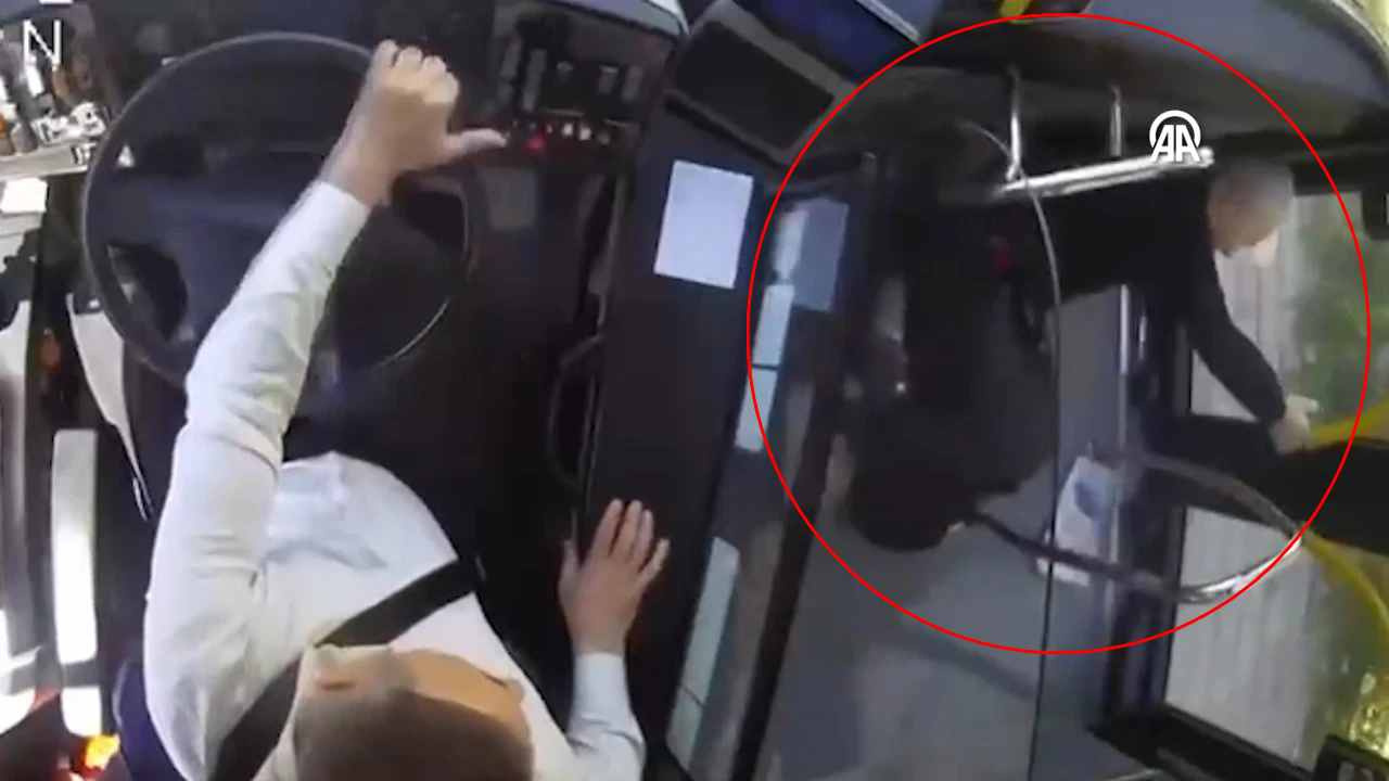 İETT otobüsünde düştü yaşamını yitirdi! O anlar kamerada