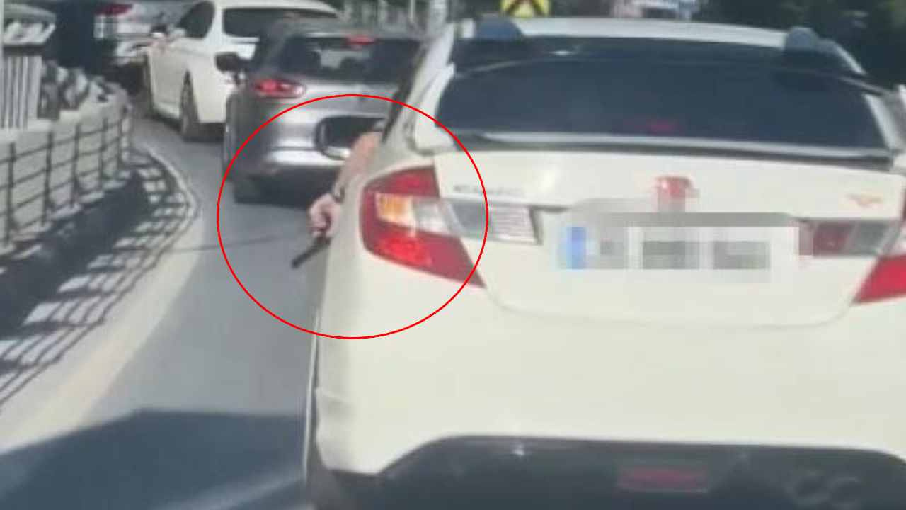 Sarıyer’de trafikte araçtan silah gösterdi! Oyuncak çıktı