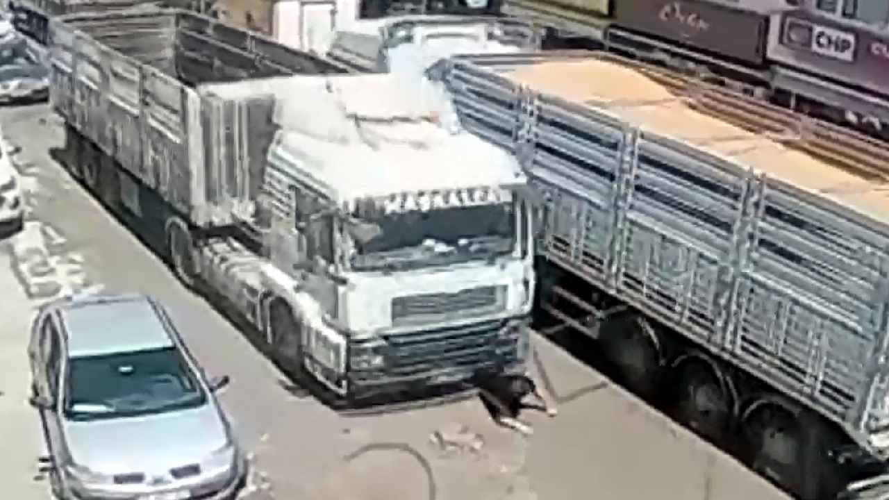 TIR'ın altında kalan adam hayatını kaybetti! Kaza 