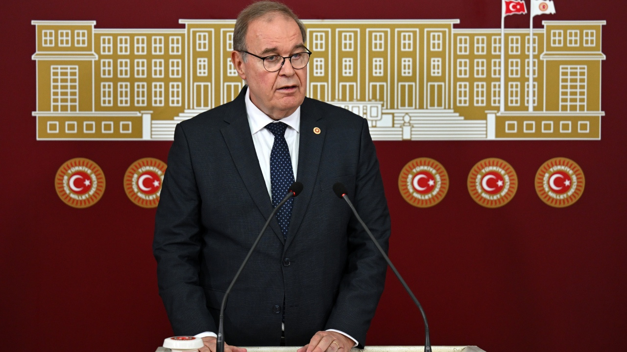 "Makamlarından vazgeçmeyenler partiyi tahrip etmeye çalışıyo