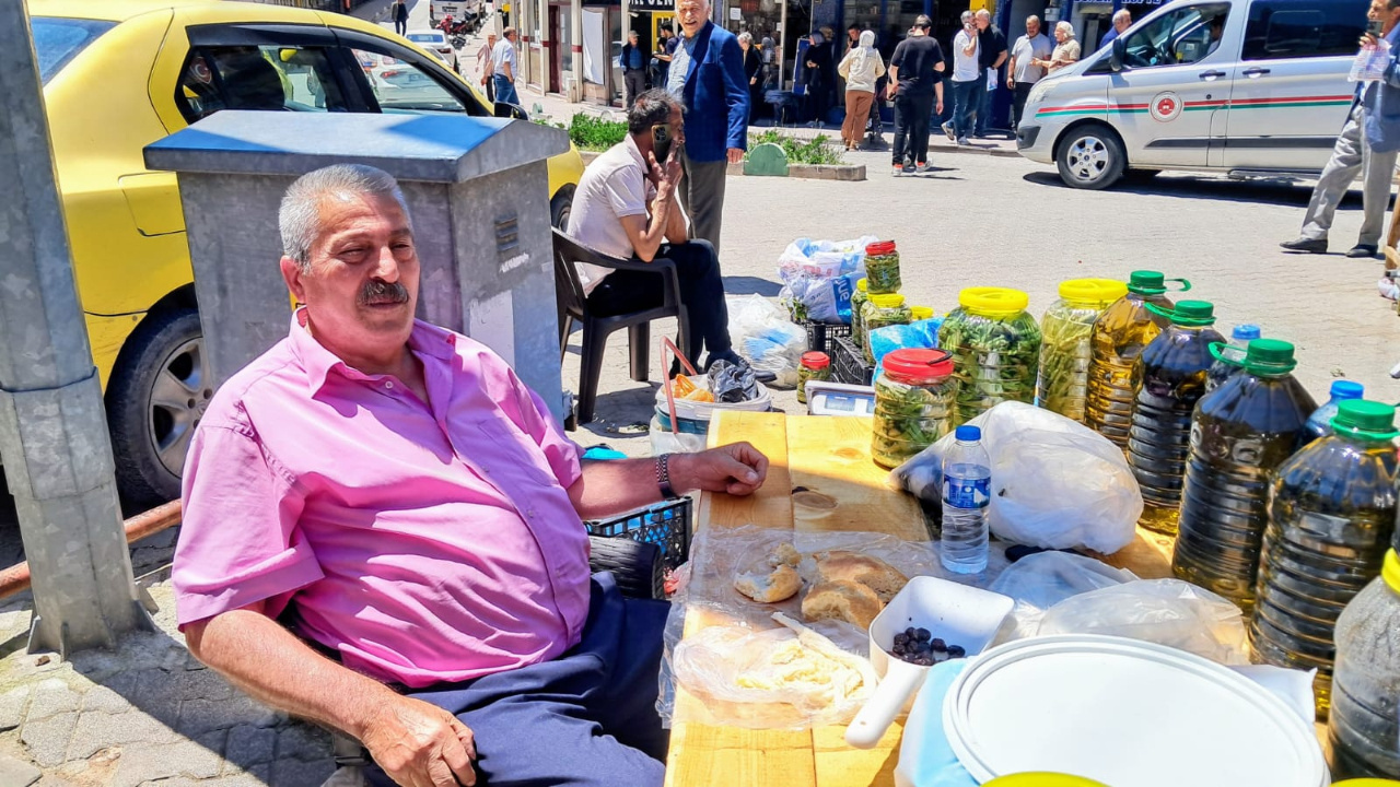 Pazarda tezgah açmak zorunda kalan emekli: Komşuda