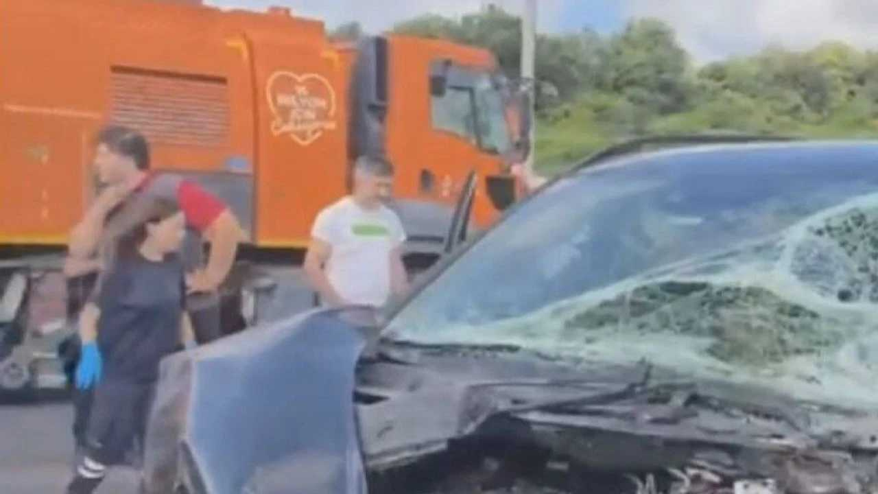 Havalimanı yolunda minibüs kazası! Kamyonetle çarp