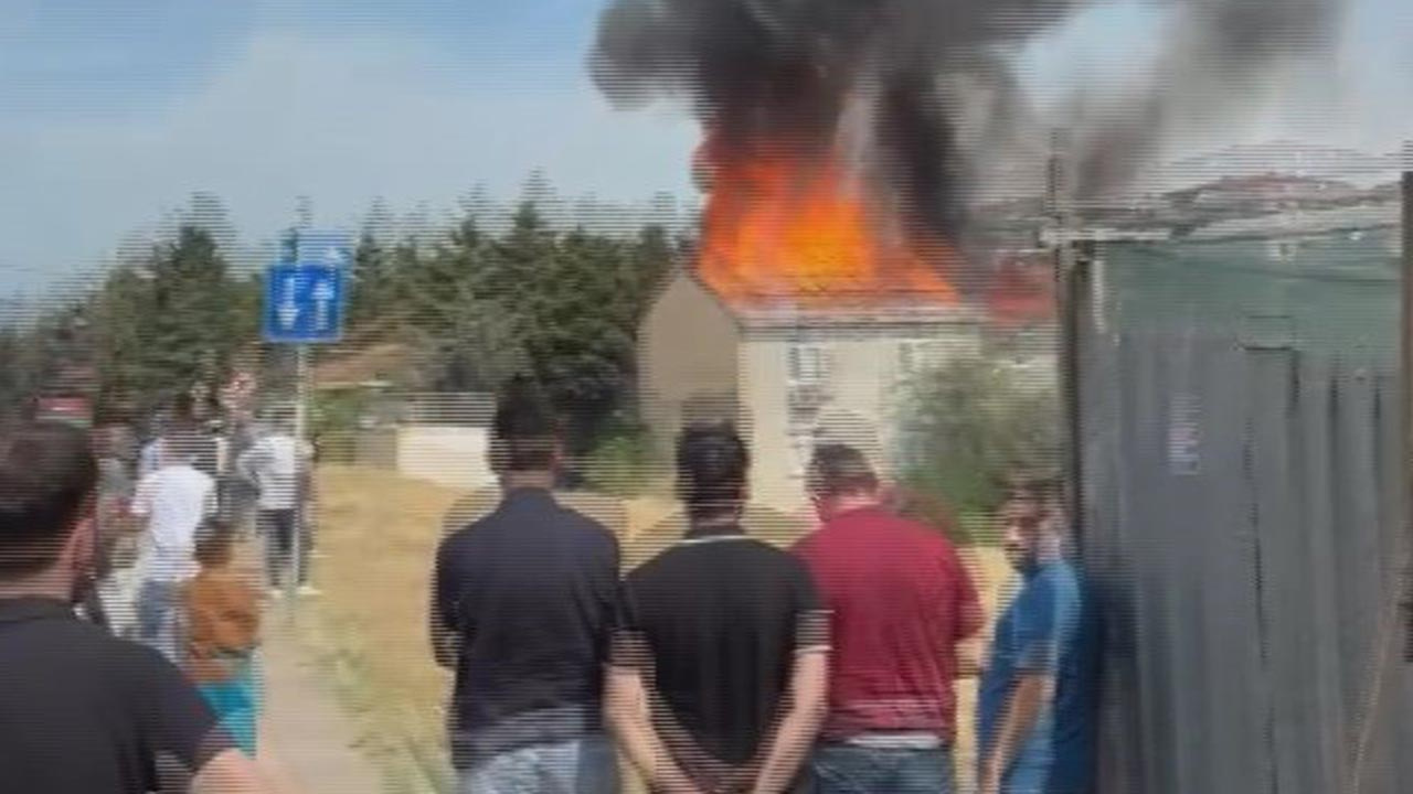 Sultanbeyli'de 3 katlı bina cayır cayır yandı