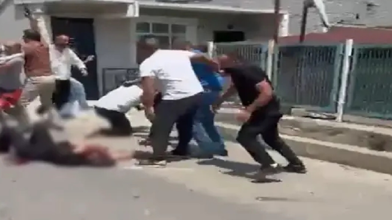 Eşini sokak ortasında 8 bıçak darbesiyle öldürüp b