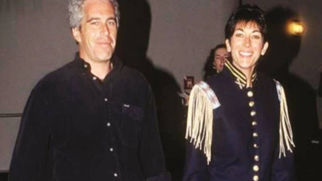 Genç modellerin fotoğrafları Epstein ile tek tek p