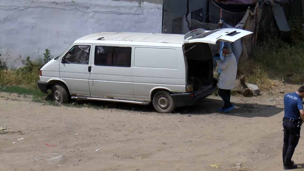 Boş arsada oyun oynayan çocuklar araçta ceset buld