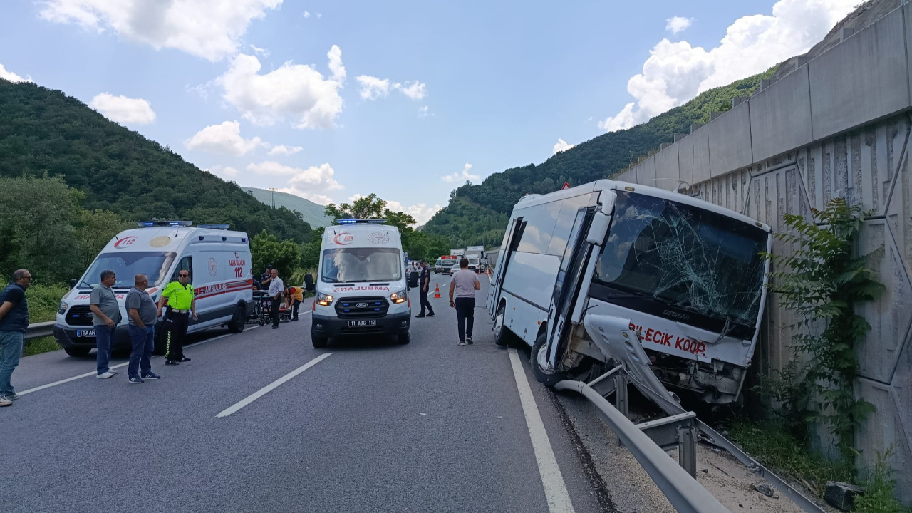 Bilecik'te midibüs tıra arkadan çarptı: 12 yolcu y